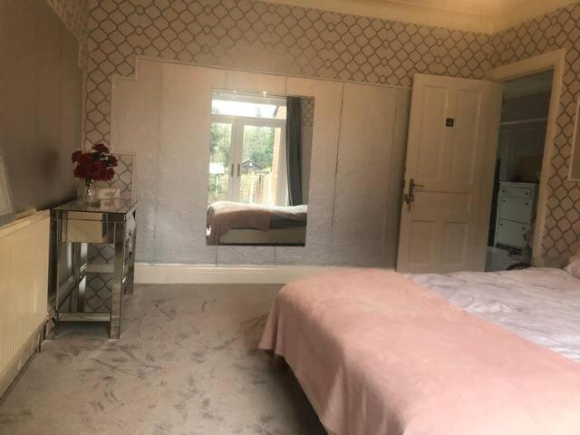 Double Bedroom Manchester Exterior photo